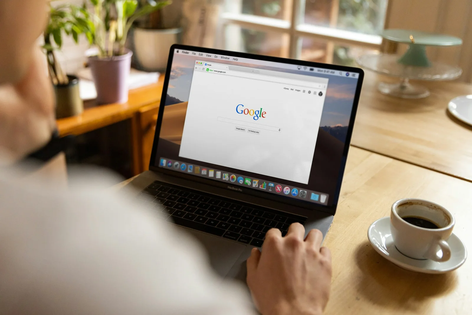 Un ordinateur portable ouvert sur la page de recherche de Google, sur une table de café