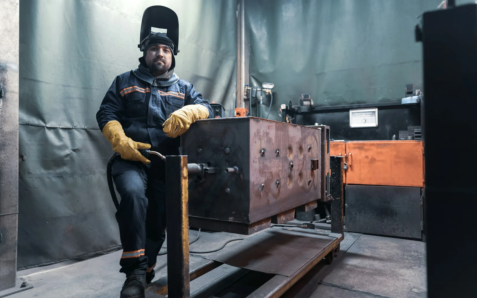 Soudeur en tenue de protection dans un atelier de chaudronnerie