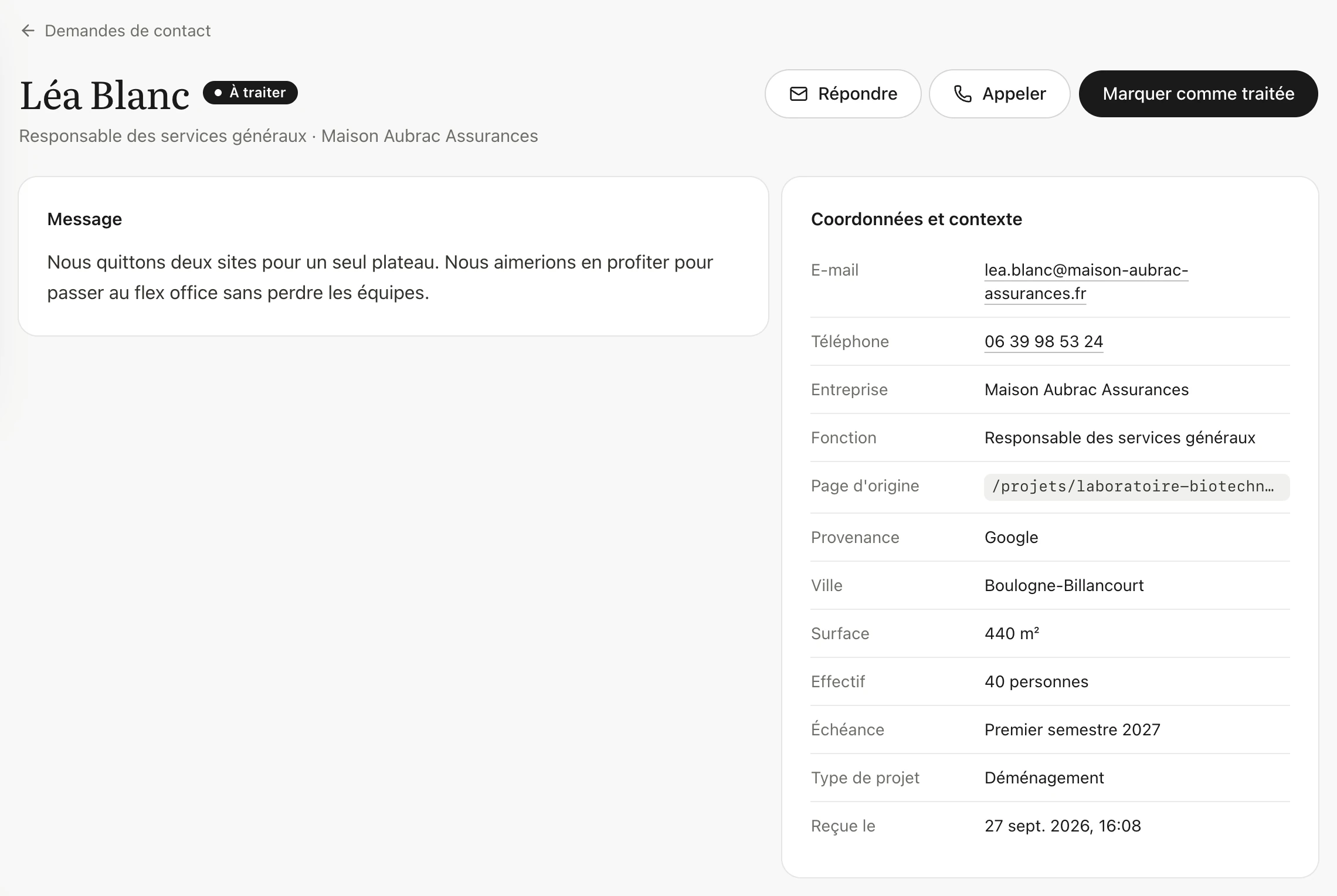 Fiche d'une demande : nom, statut « À traiter », boutons « Répondre », « Appeler » et « Marquer comme traitée », message, puis coordonnées et contexte (provenance, ville, surface, effectif, échéance, type de projet)